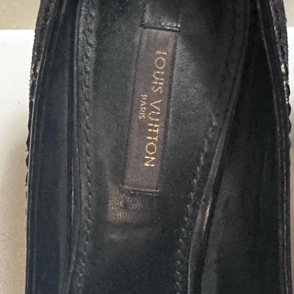 AUTHENTIC Louis Vuitton LV Monogram Chain-Link Accents Pumps